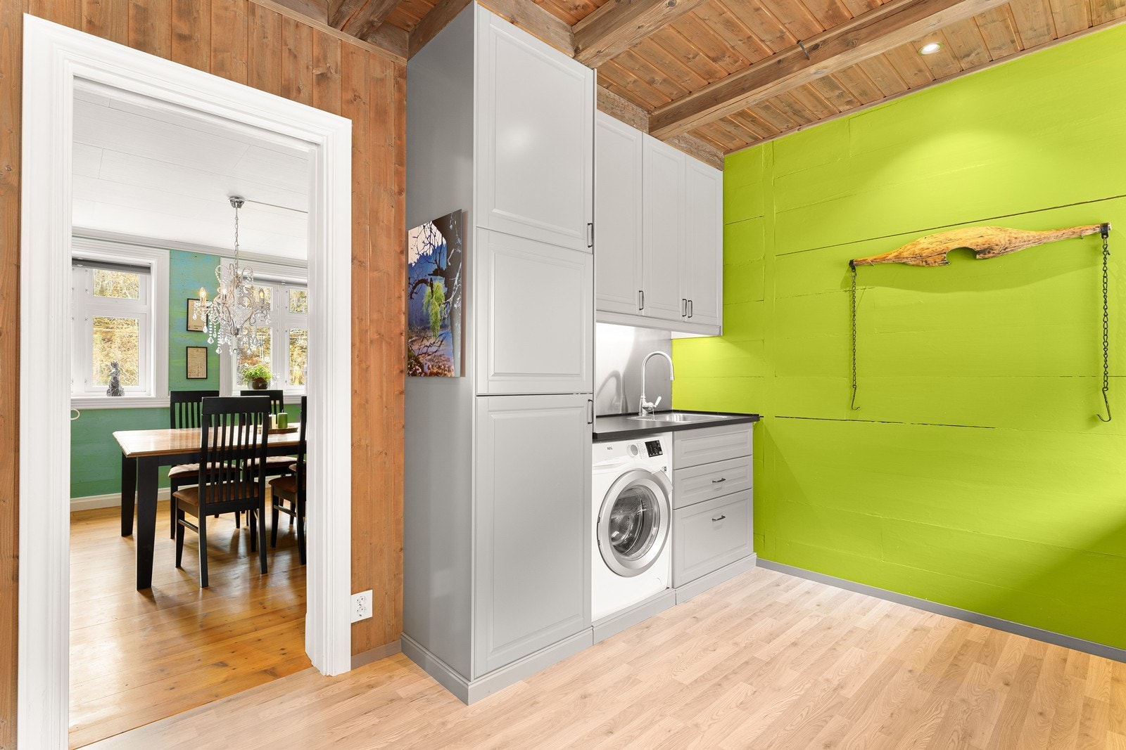 Kjøkkenet er innredet med stekeovn, micro, oppvaskmaskin, vaskemaskin og kjøleskap/frys Galleribilde