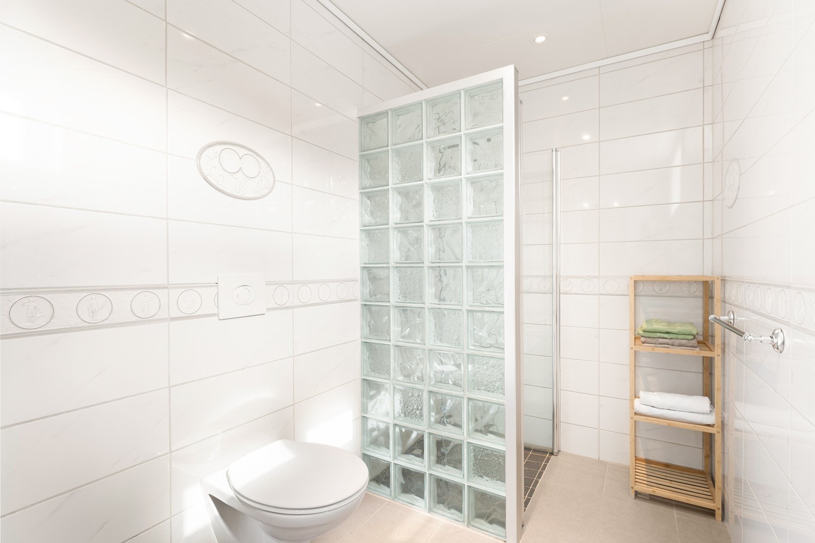 Her er det varmekabler i gulv, dusjnisje og vegghengt toalett Galleribilde