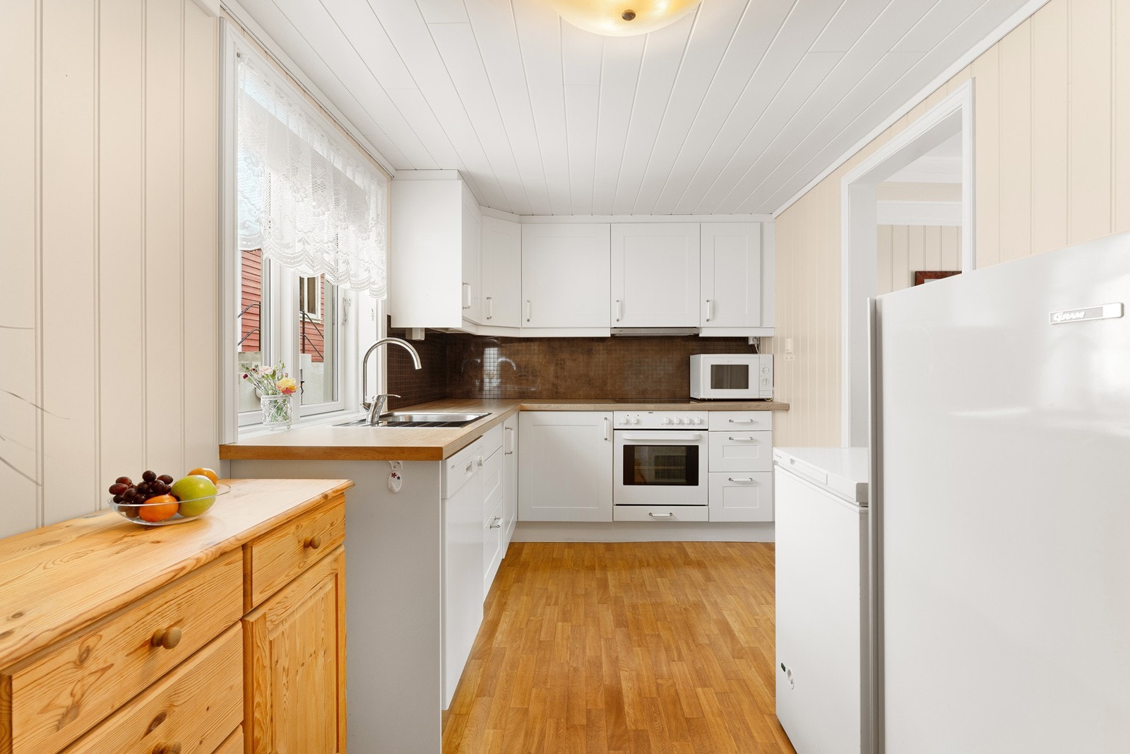 Pent og lyst kjøkken med profilerte fronter Galleribilde