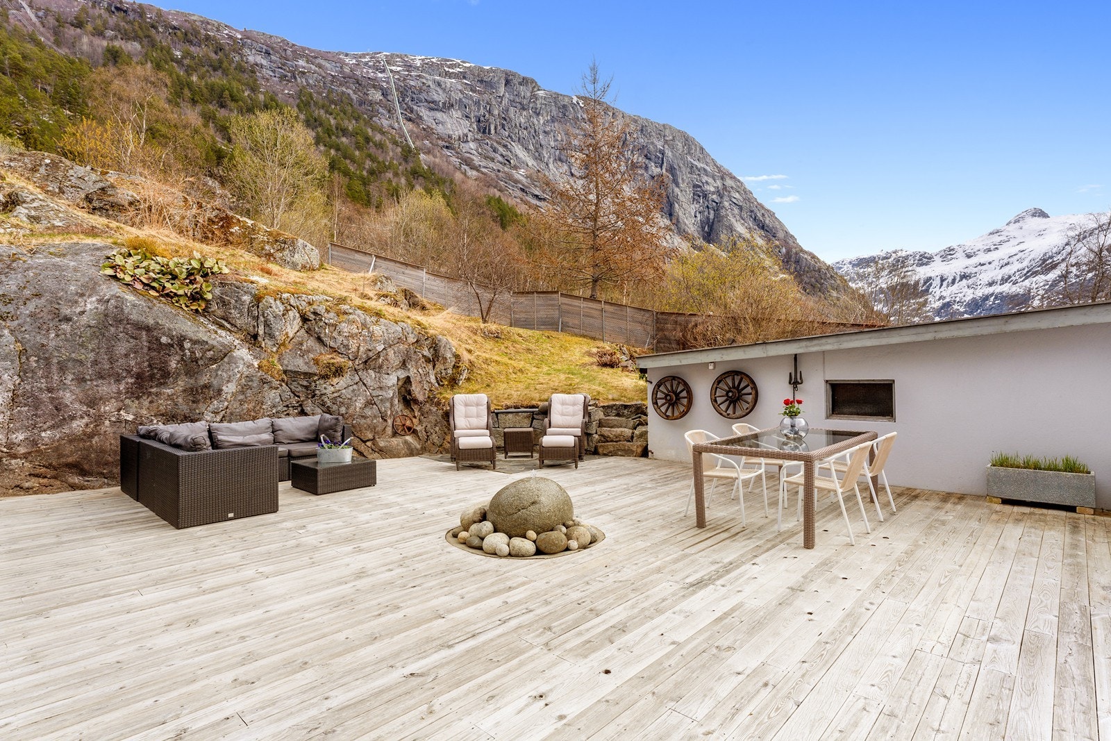 Her kan man enkelt møblere med større spisegruppe og annet terrassemøblement Galleribilde
