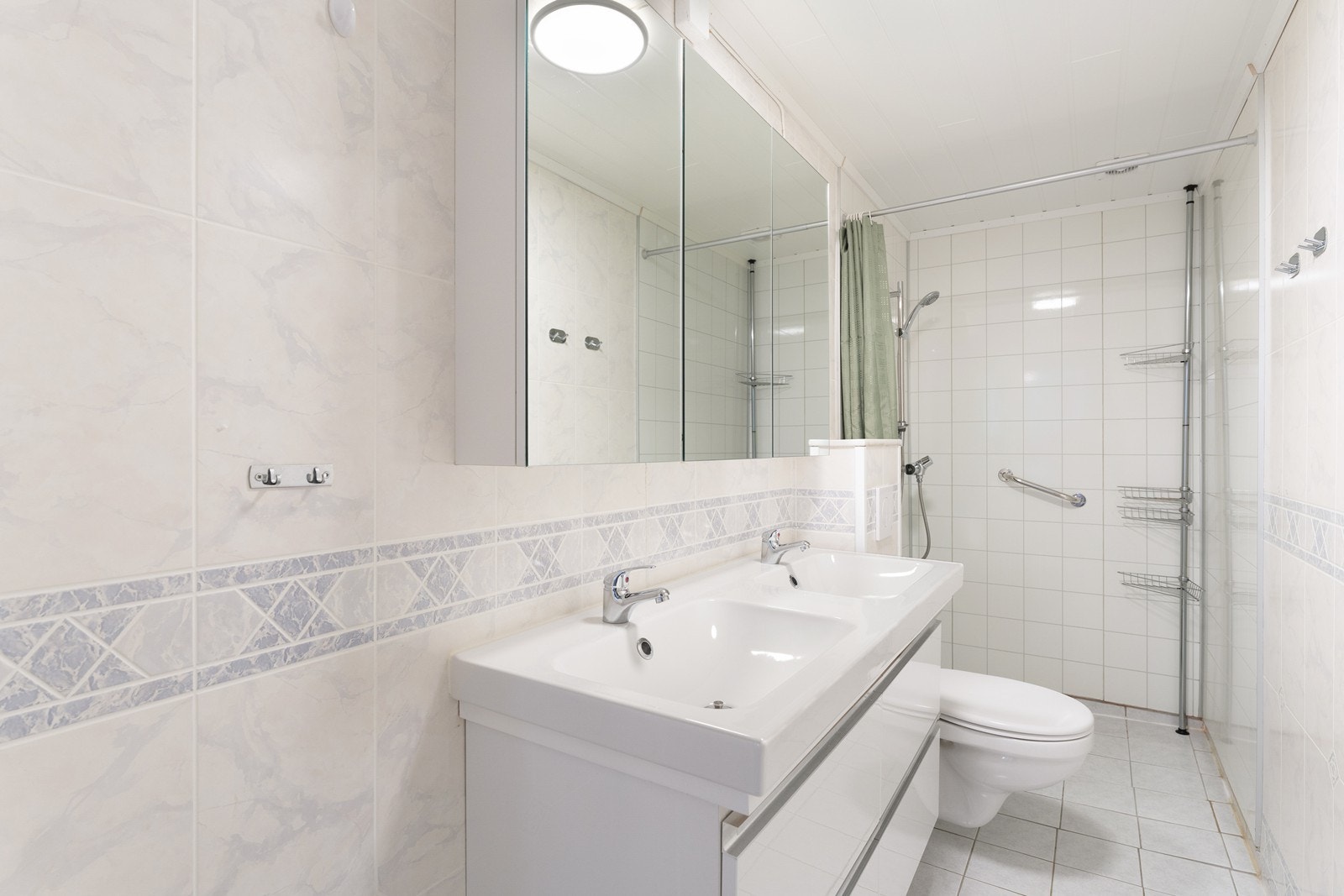 BadLyst og innbydende baderom med varmekabler i gulv Galleribilde