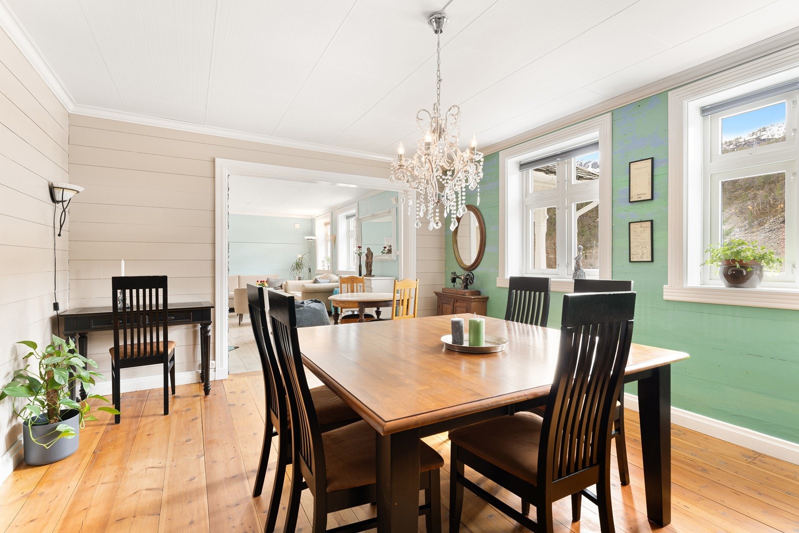 Stuen har en praktisk utforming som gjør innredningen av sofaseksjon og spisebord enkel Galleribilde