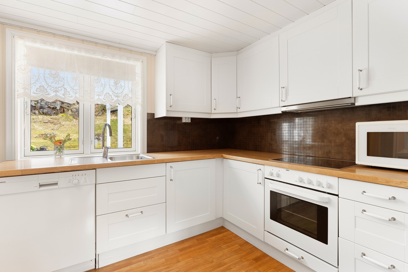 Her er det godt med skap- og benkeplass Galleribilde