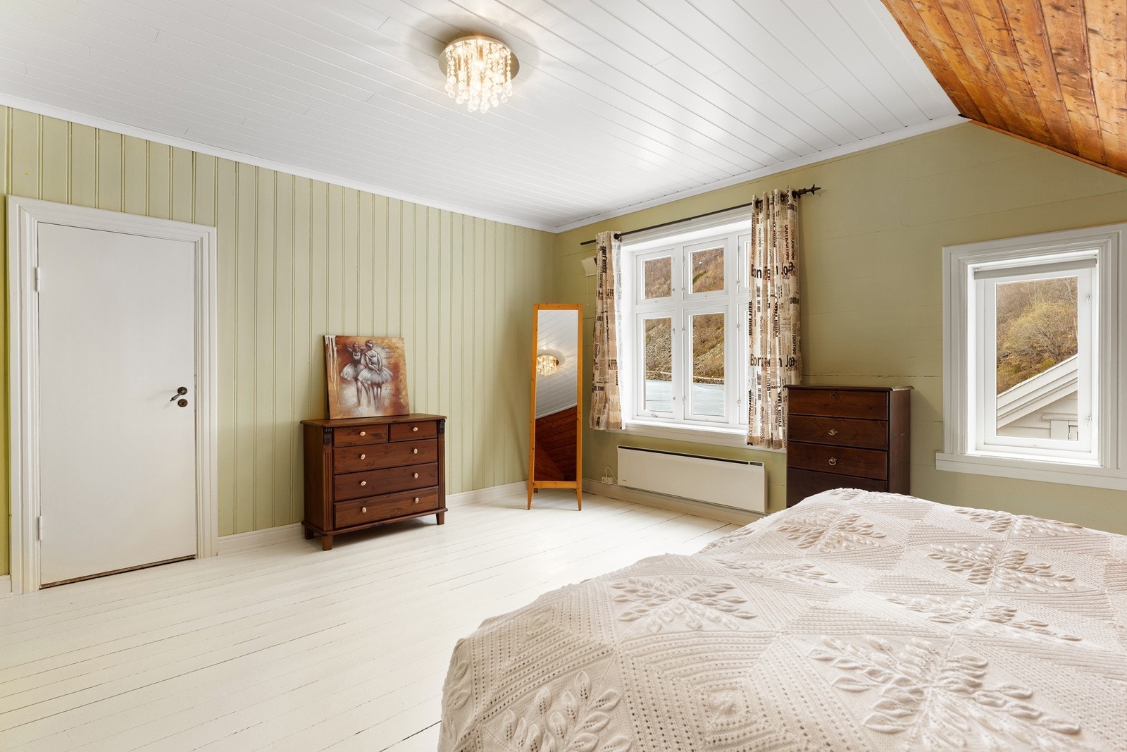 Hovedsoverommet er både luftig og romslig med store vindusflater og rikelig med skapplass - i tillegg til "Walk-in closet" Galleribilde