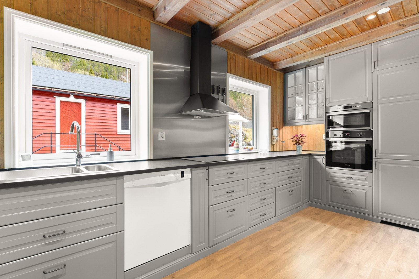 Her er rikelig med skap- og benkeplass for matlaging og oppbevaring Galleribilde