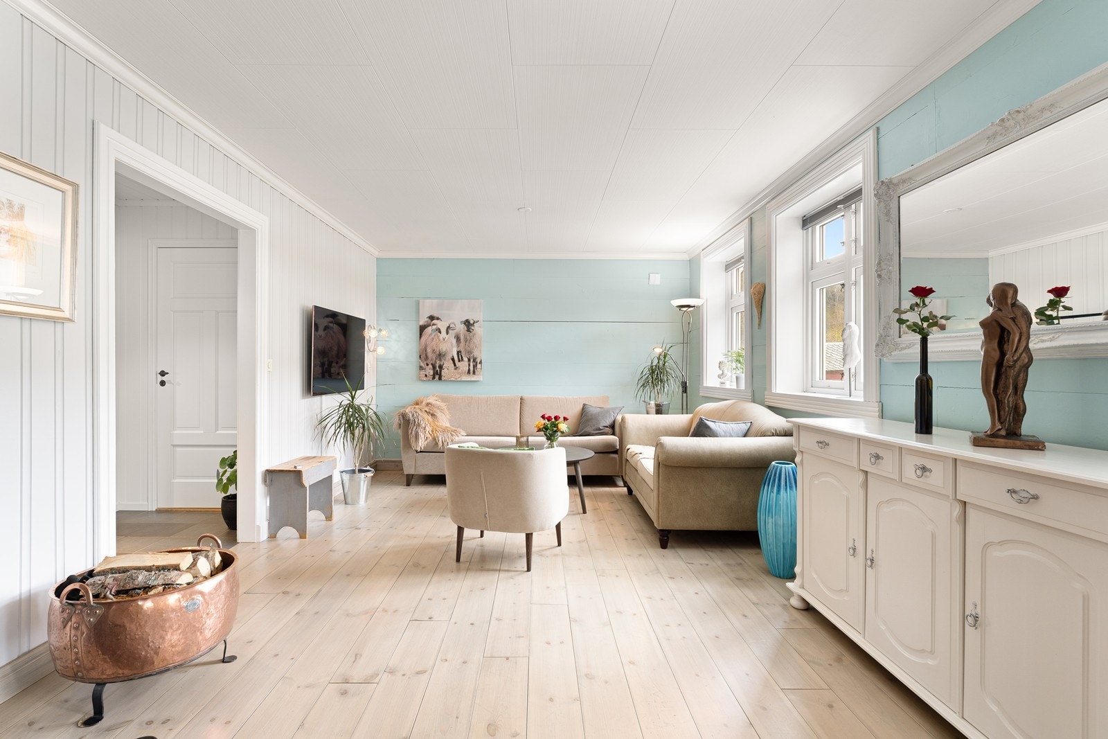 Lys og innbydende stue av god størrelse Galleribilde