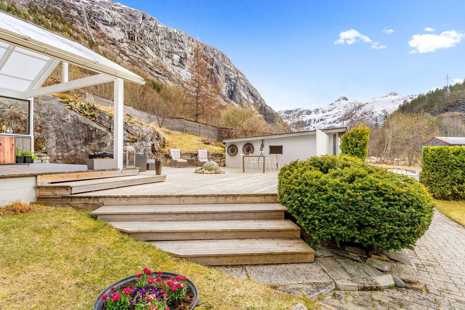 I tilknytning til uthuset er det er en stor terrasse på 68 m² Galleribilde