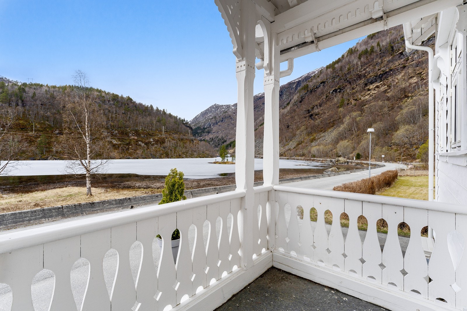 Fra stuen er det utgang til en balkong med fin utsikt til Vetlavatnet, omkringliggende fjell og nærområdet ellers Galleribilde