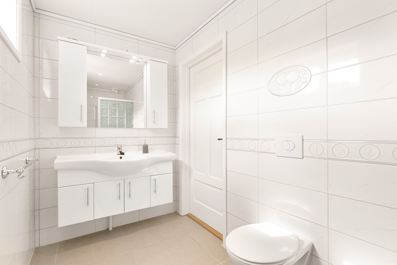 Baderom i 1.etasje er fra 2014 med fliser på vegg og gulv Galleribilde