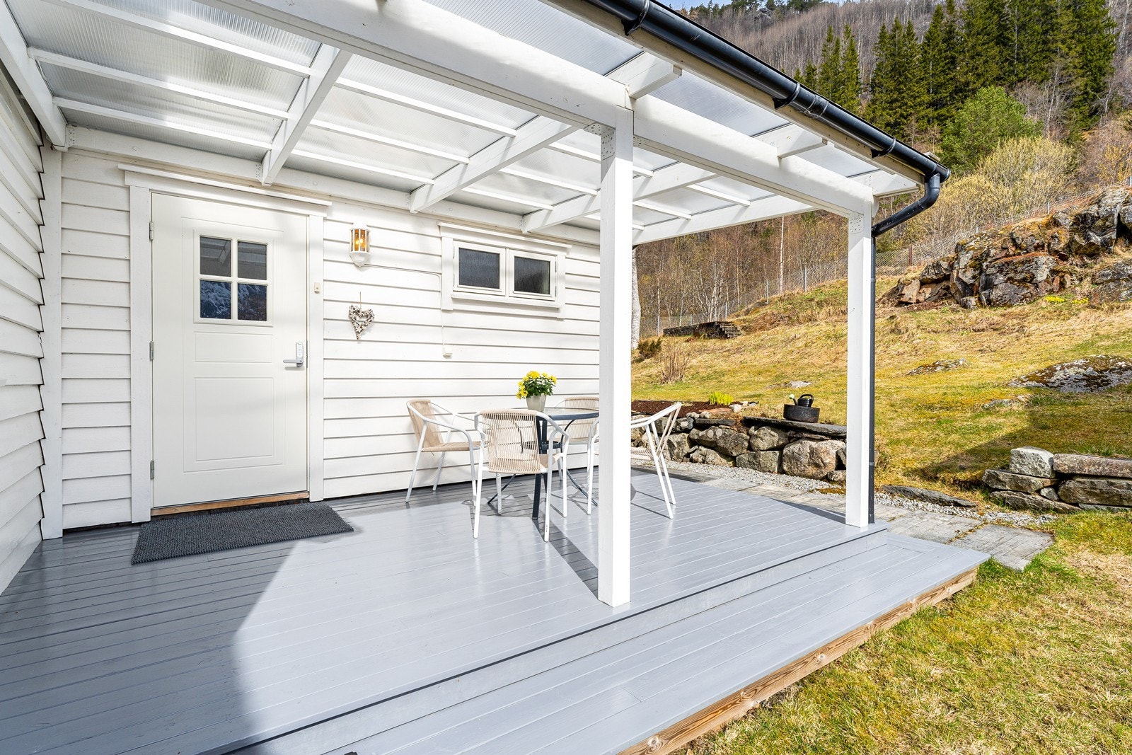 Koselig sittegruppe utenfor inngangspartiet på Skjeggedal 2 Galleribilde