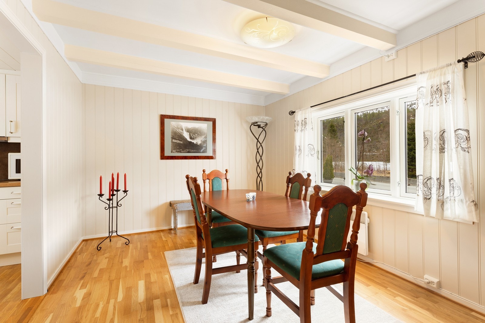 Spisestue - God plass til stort spisebord med plass til mange middagsgjester og sosiale sammenkomster Galleribilde