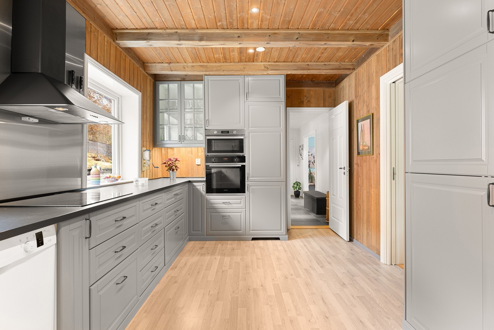 Flott kjøkkeninnredning som er lysegrå og moderne med profilerte fronter fra 2018 Galleribilde