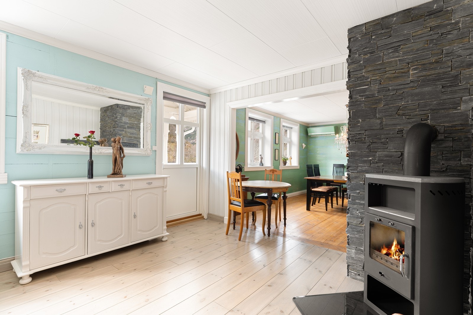 En vedovn sørger for varme og hygge på kjølige dager mens en luft-til-luft varmepumpe bidrar til jevn komfort gjennom årstidene Galleribilde