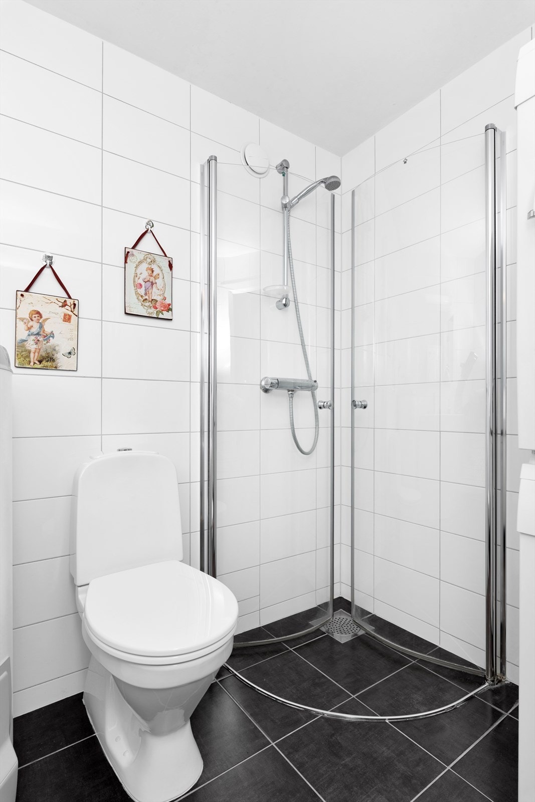 Bad - opplegg for vaskemaskin. Vaskemaskin og tørketrommel medfølger. Galleribilde