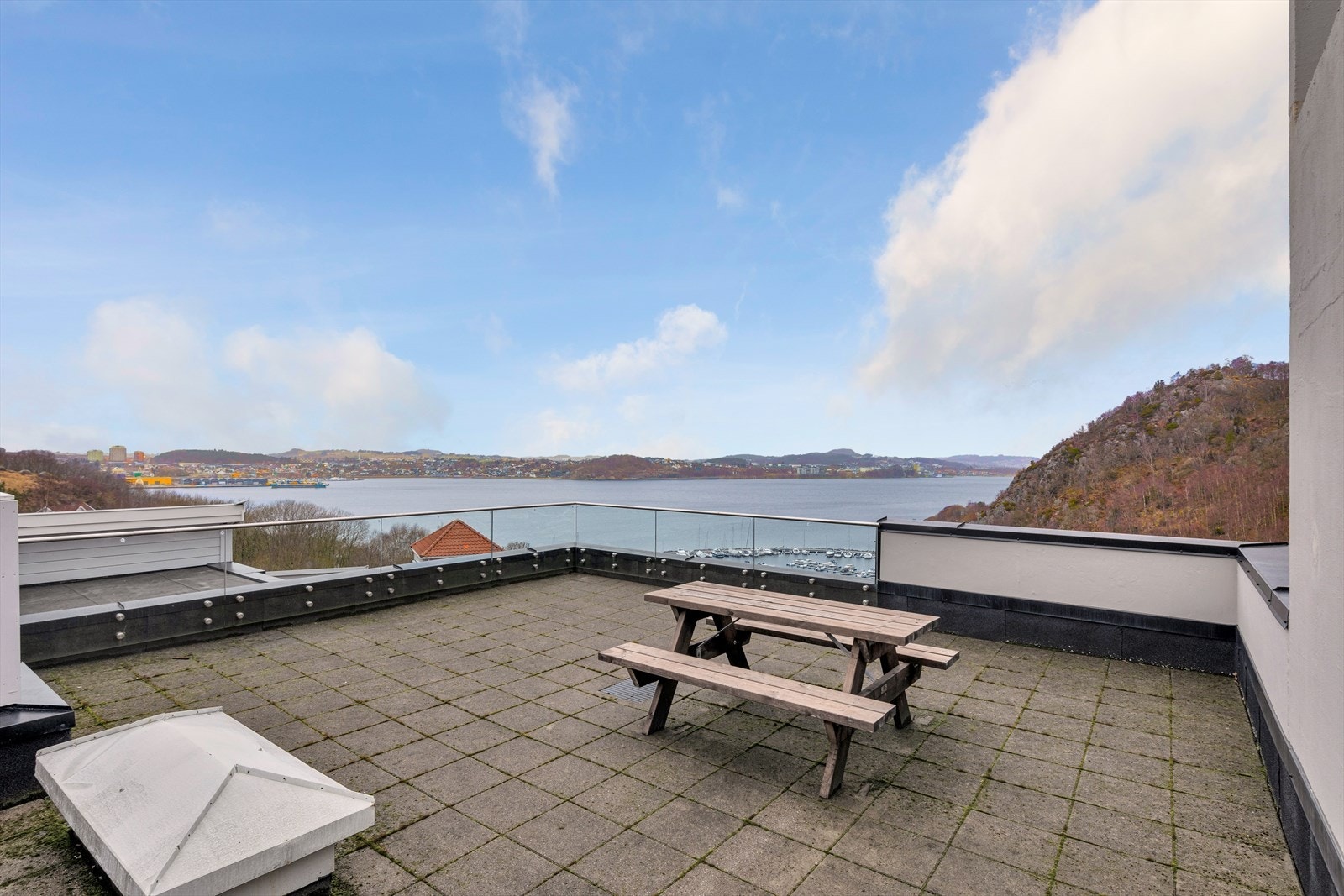 Felles takterrasse med nydelig utsikts- og solforhold Galleribilde