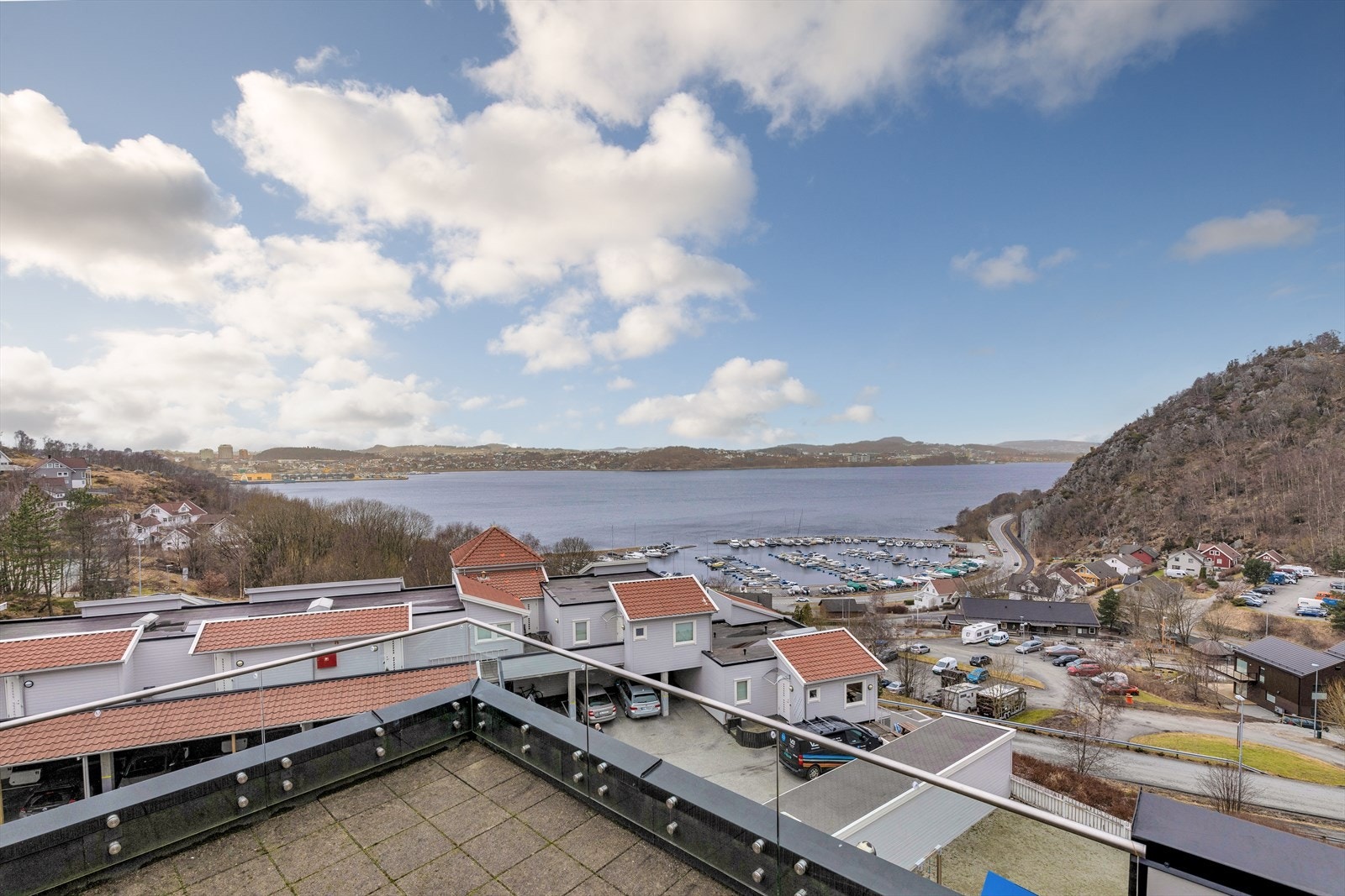 Enkel adkomst til felles takterrasse (kun en etasje opp) Galleribilde
