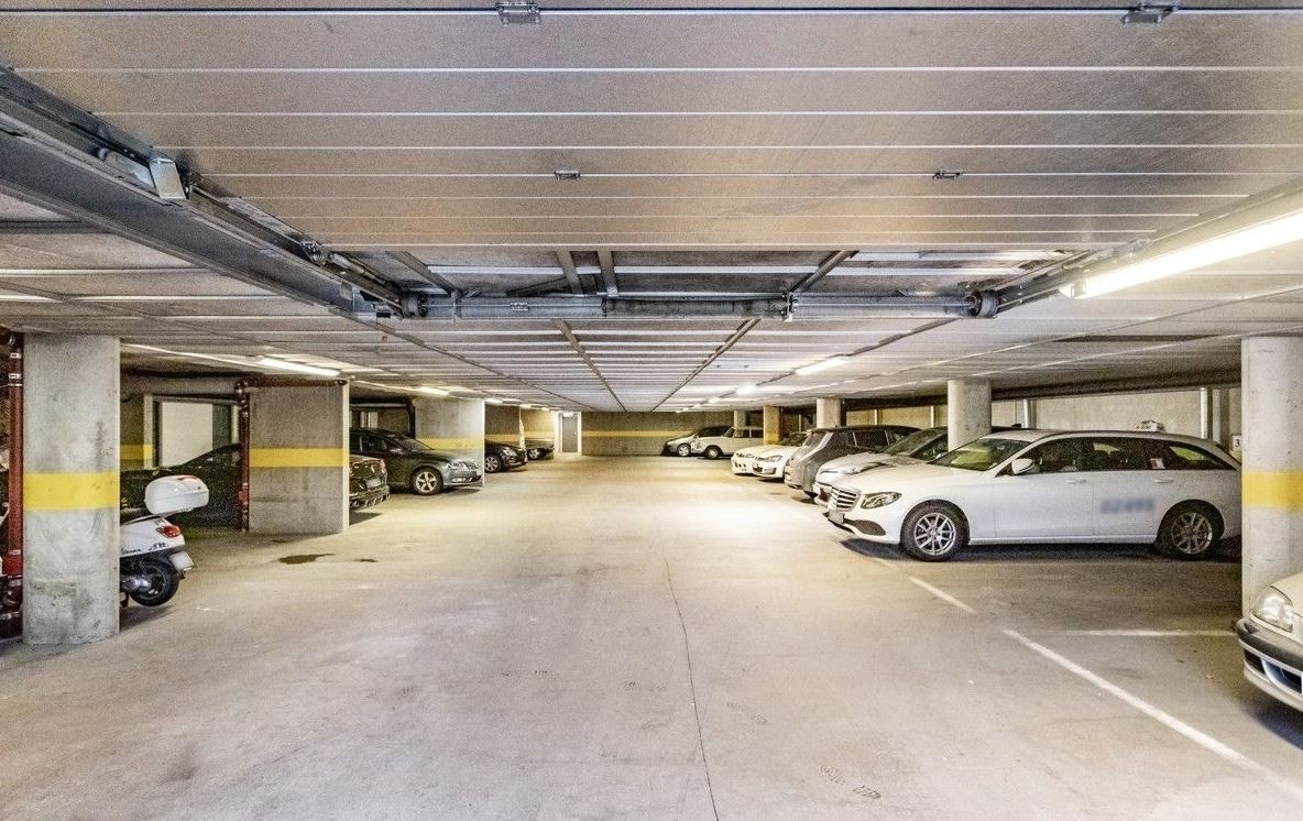 Parkering i garasjekjeller kan leies mot tillegg i pris. Leiligheten disponerer også en egen bod. Galleribilde