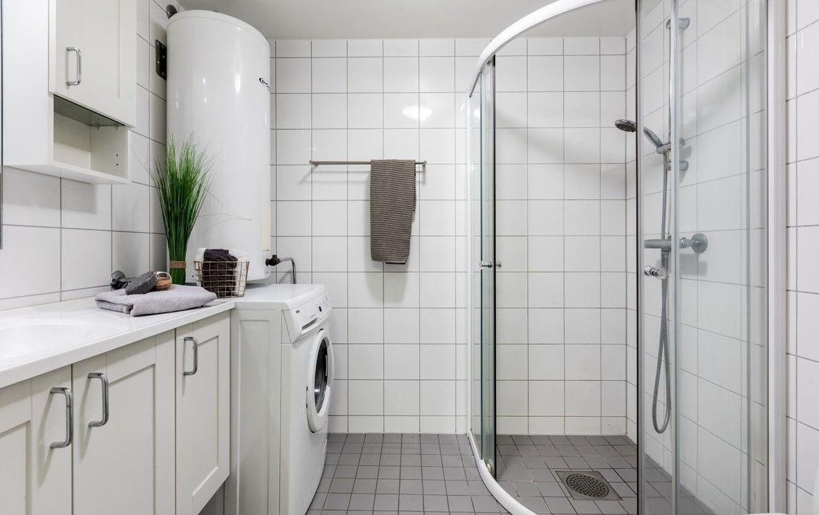 Flislagt baderom, vaskemaskin medfølger. Galleribilde