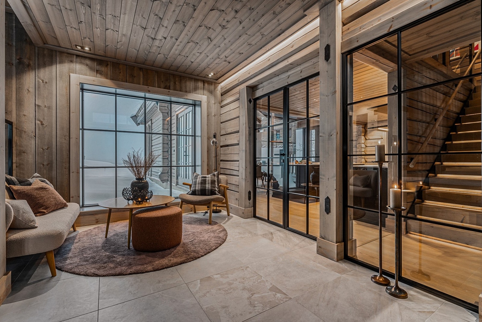 Stilig trapp i stål med tretrinn mellom etasjene. Galleribilde