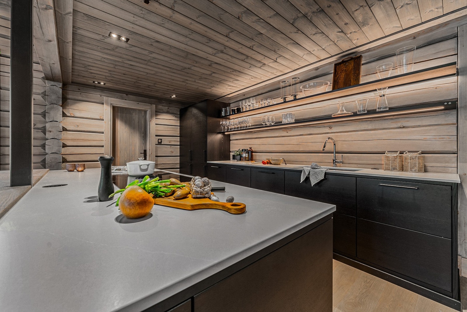 Solig og pen kompositt benkeplate. Galleribilde