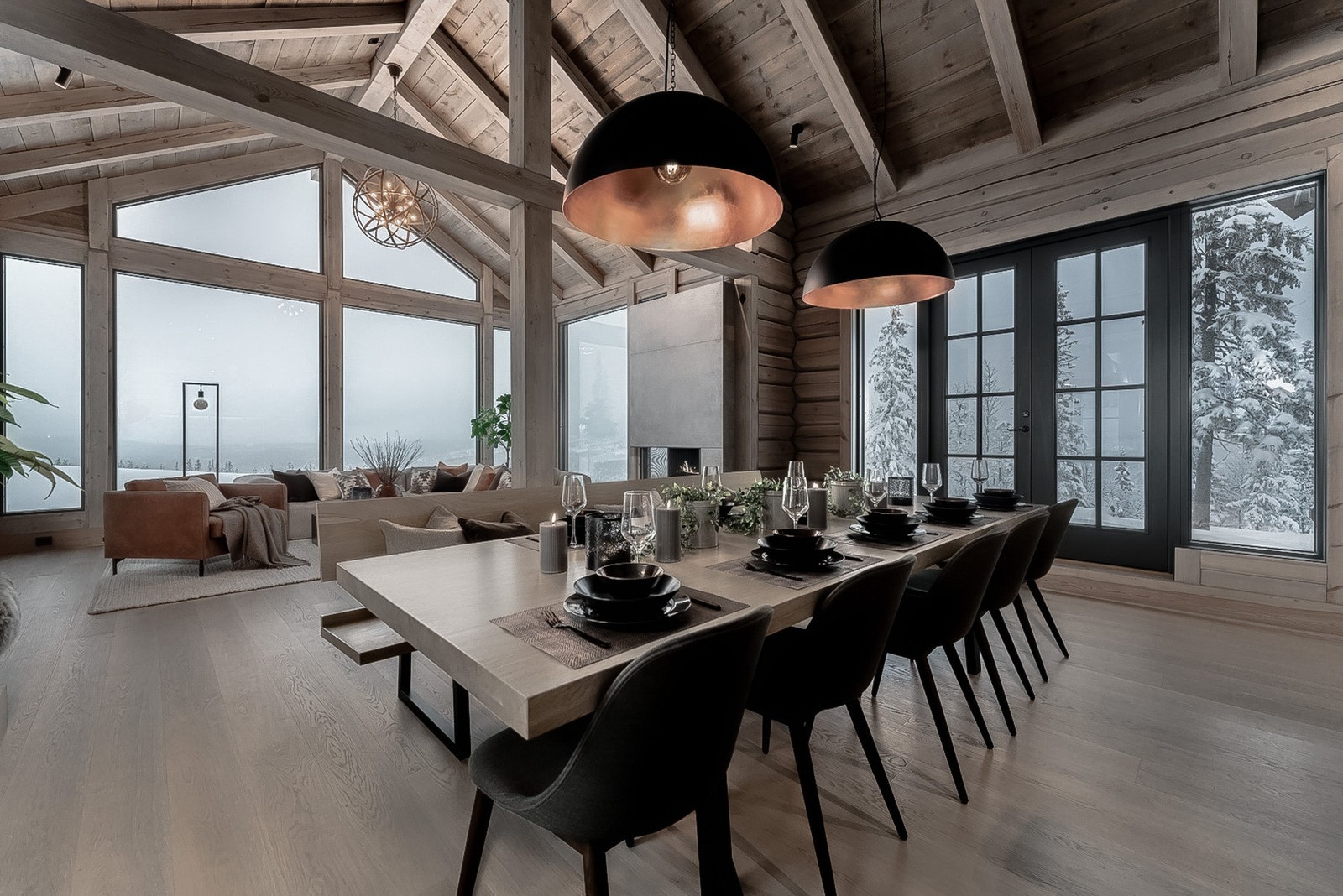 God plass til familie og venner rundt spisebordet. Galleribilde