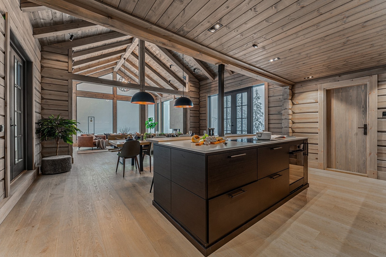 En praktisk kjøkkenøy fungerer seg et skille mellom stue/spisestue og kjøkkenet. Galleribilde