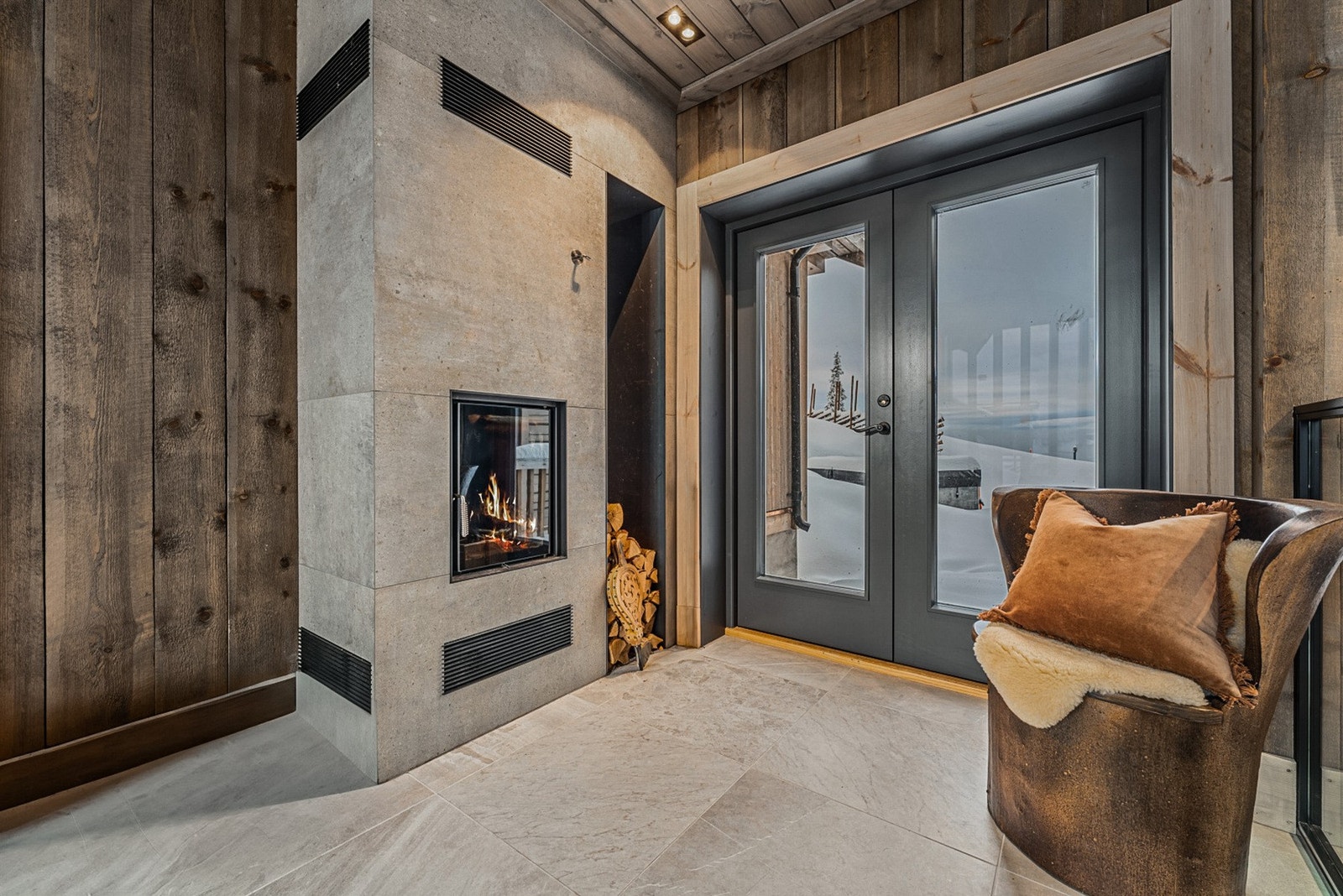 Det er to Brunner-peiser i hytta hvor man kan sitte å nyte flammene og varmen etter en lang dag utendørs. Galleribilde