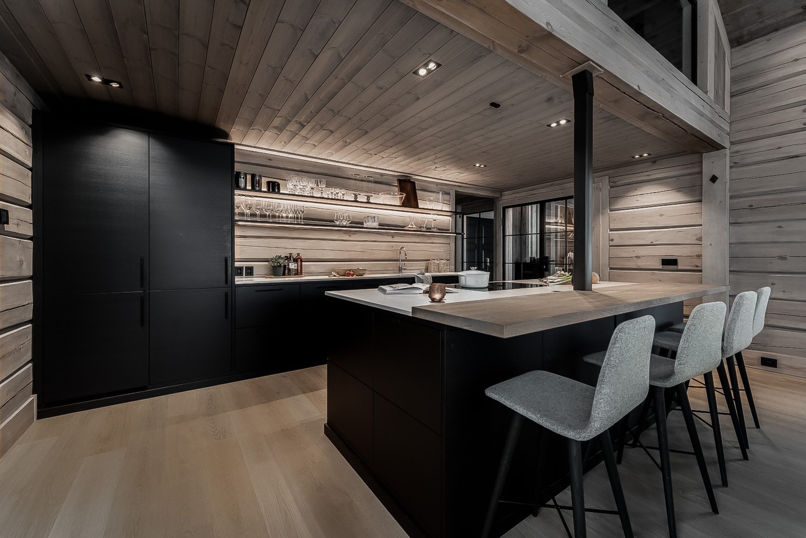 Moderne kjøkken fra Drømmekjøkken med mørke fronter og integrerte hvitevarer. Galleribilde