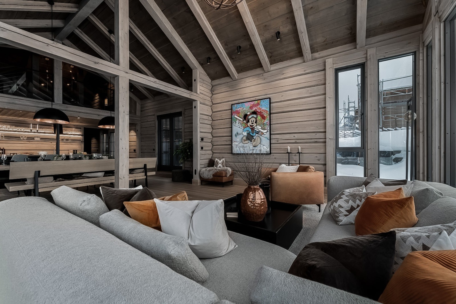 Stuen har åpen løsning mot spisestue og kjøkken. Galleribilde