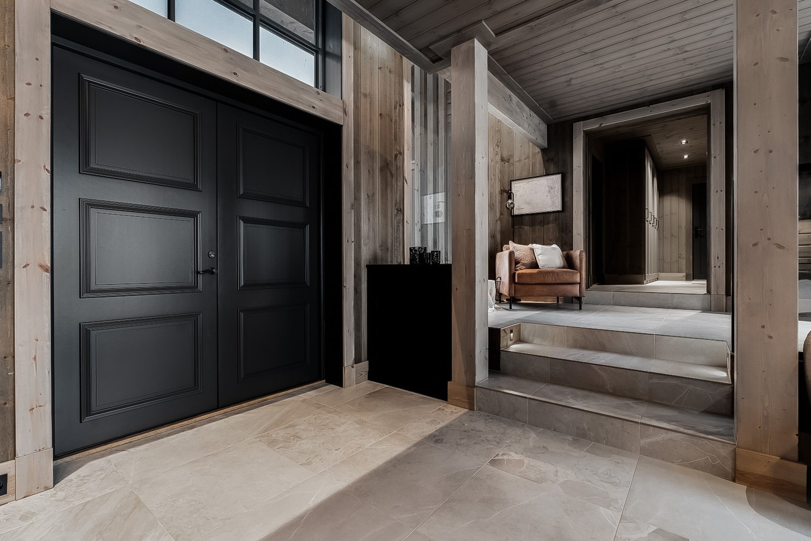 Man ankommer hytta via doble inngangsdører og inn i en romslig flislagt gang. Galleribilde