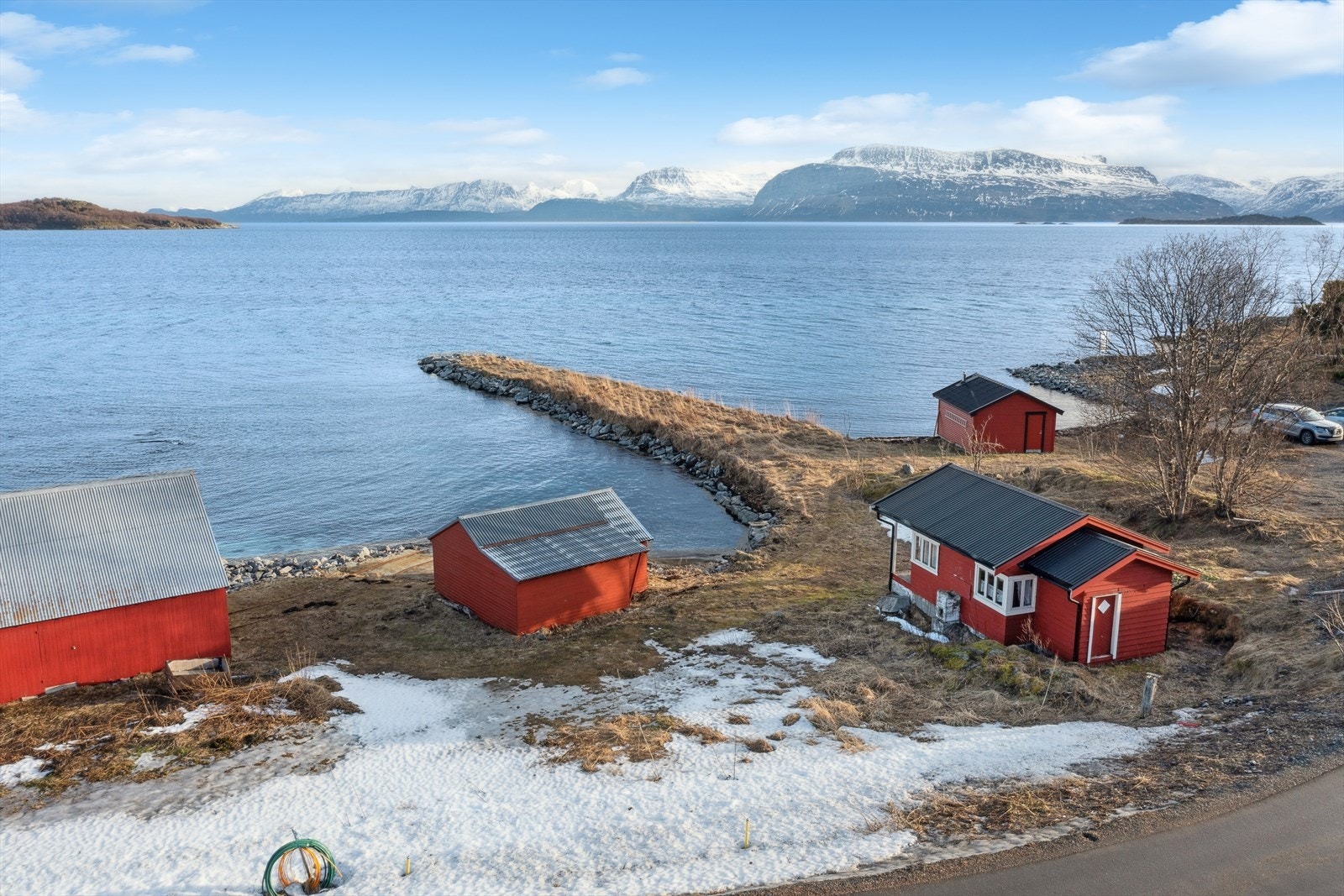 Tomta er i utgangspunktet en råtomt, men det er lagt avløp til eiendommen. Galleribilde