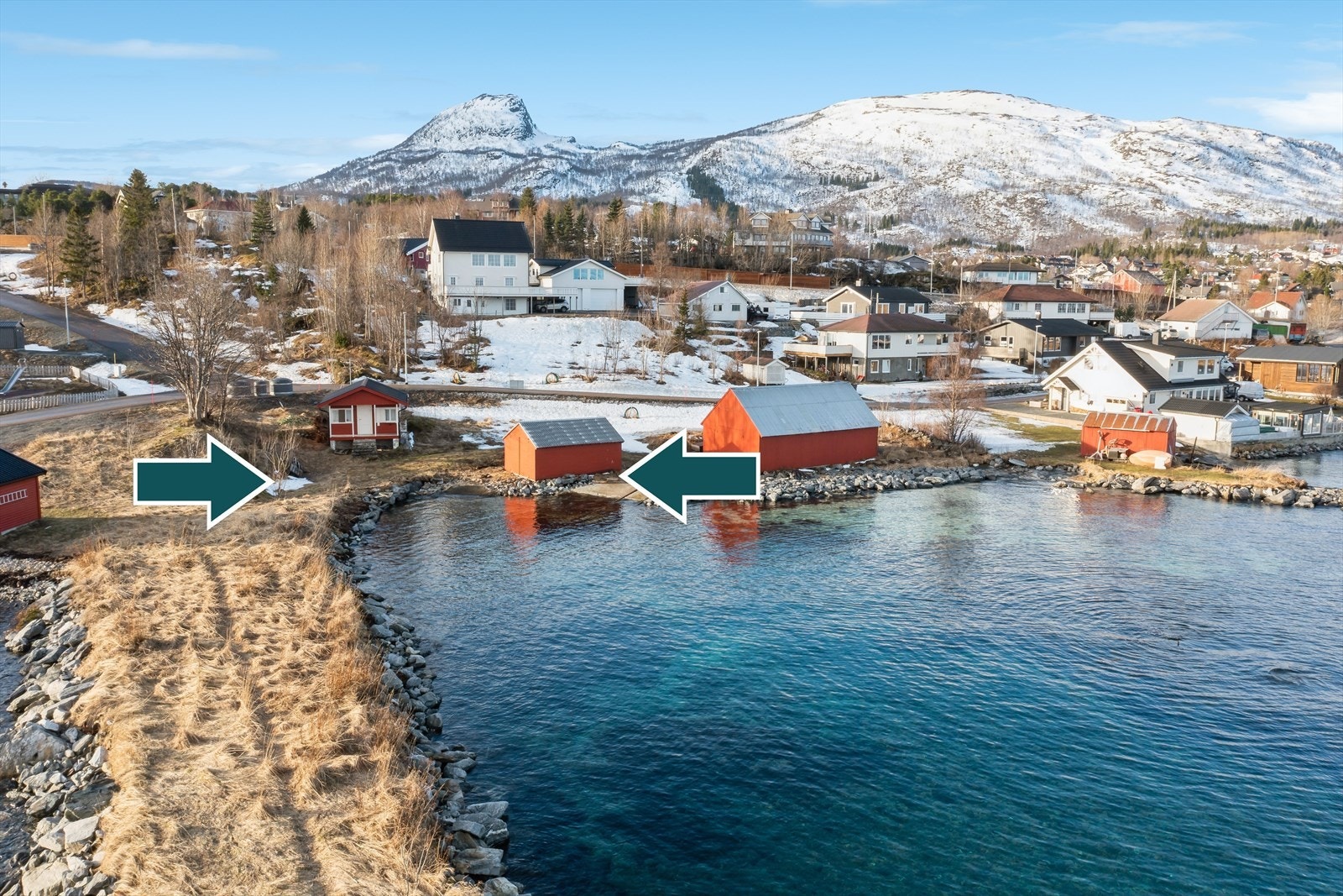 Tomta er byggeklar og regulert til boligbebyggelse. Naust som grønn pil til høyre ligger over tomtegrense, men kan rives. Galleribilde