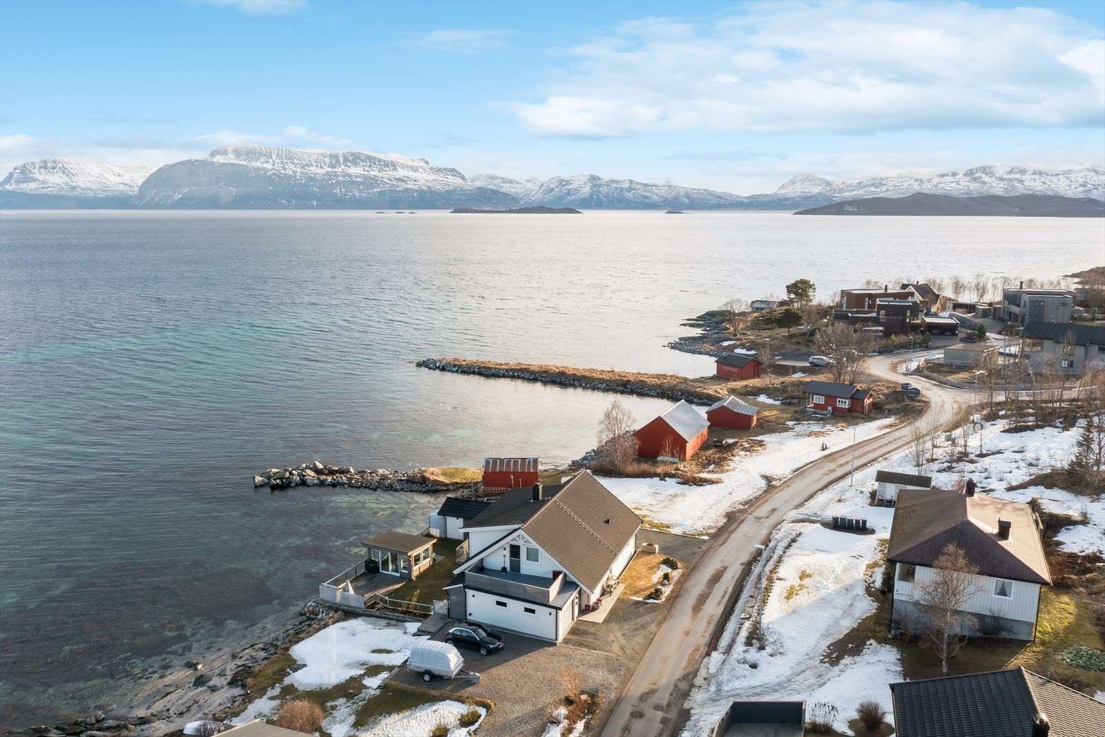 Ca. 4 minutters kjøring til Amfi Kanebogen og ca. 8 minutter inn til Harstad sentrum. Galleribilde