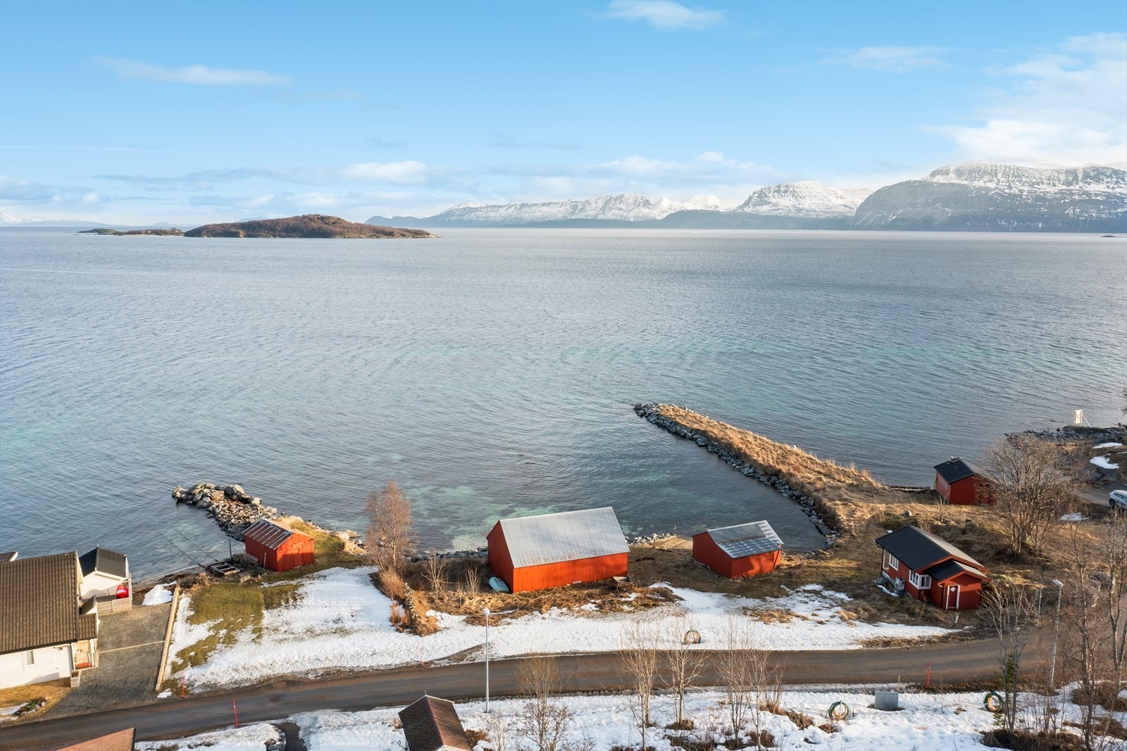Nyt morgenkaffen, sola og en fortryllende utsikt fra din nye bolig. Eller hva med et forfriskende morgenbad i sjøen? Galleribilde