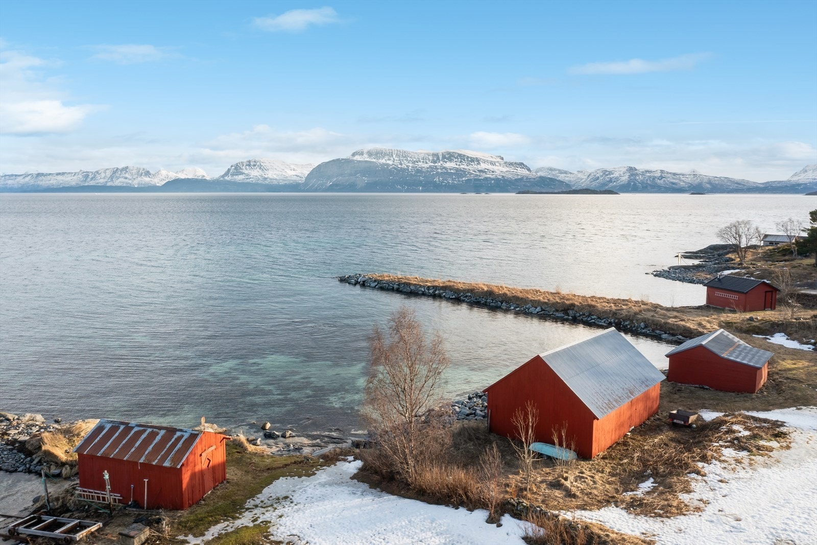 På andre siden ser en vakre Rolla. Galleribilde
