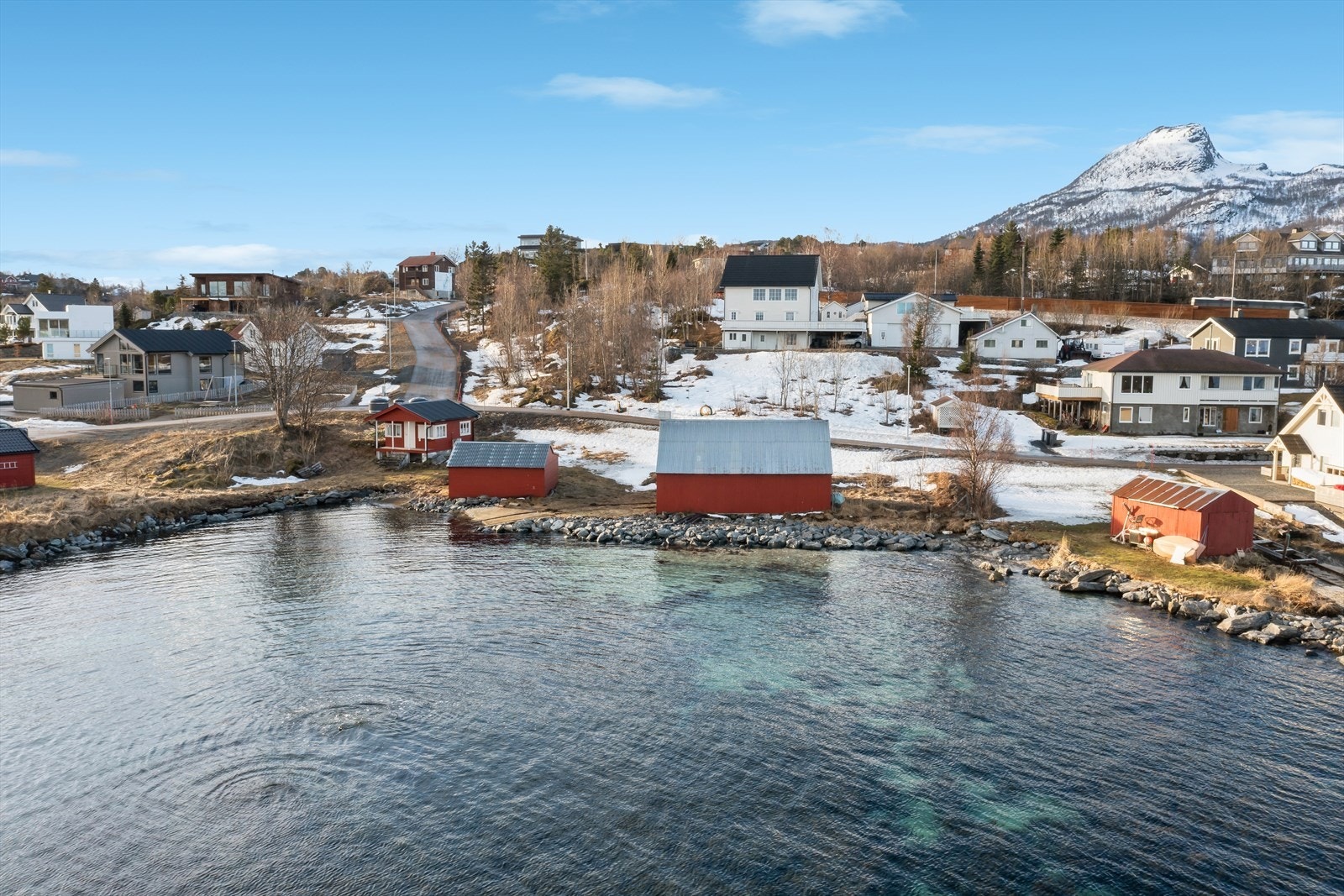 Lekeplass for de minste finner du rett bak eiendommen. Galleribilde