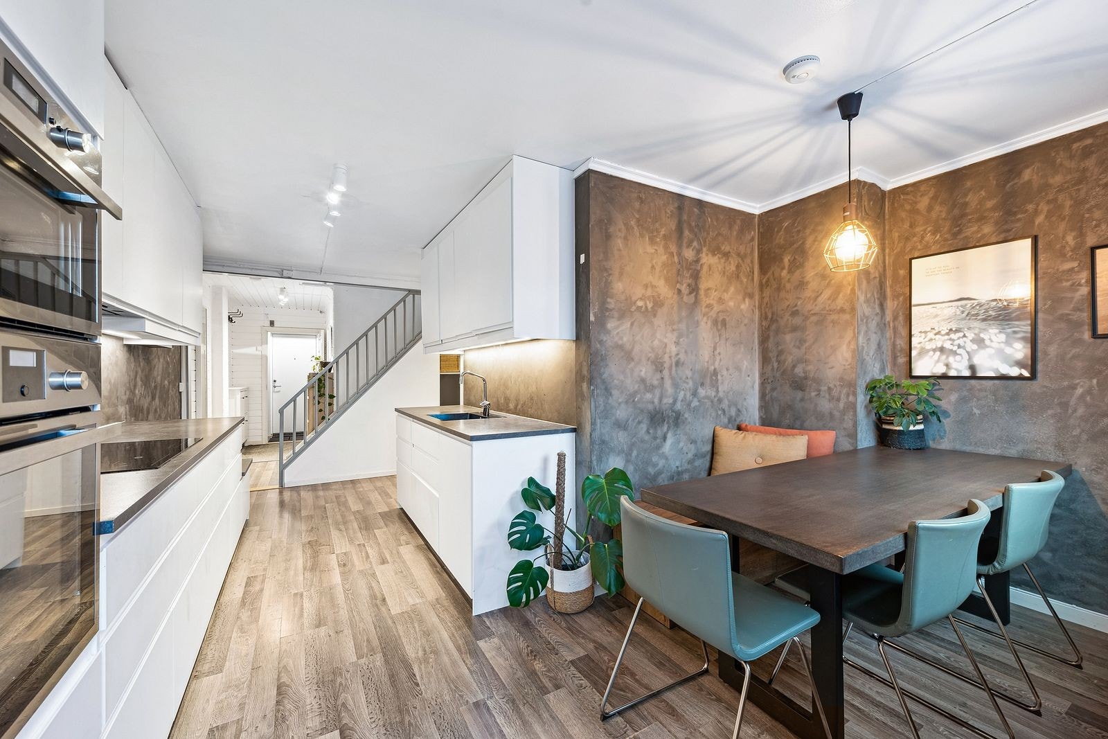 På kjøkkenet er det også innredet med en hyggelig spiseplass. Galleribilde