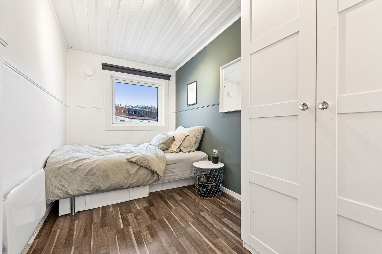 Soverom 2 ligger i 2.etg av boligen. Også dette rommet er innredet med seng og garderobeskap. Galleribilde