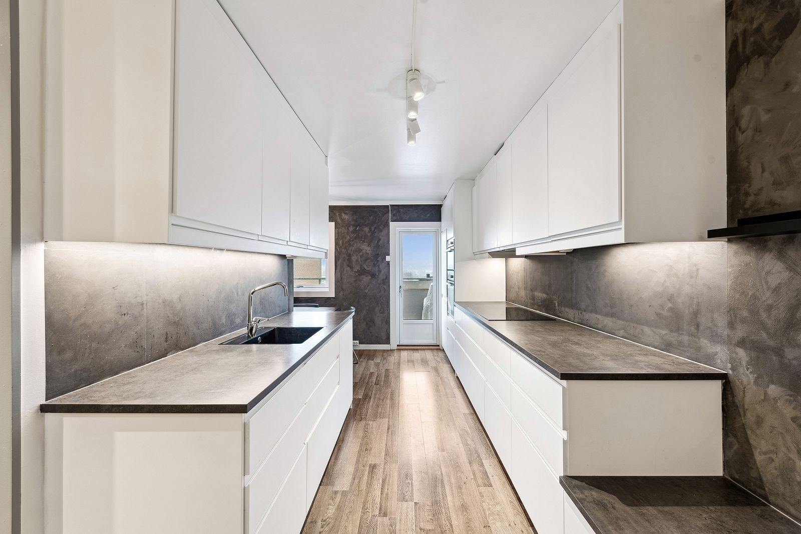 Kjøkkent er fra 2016, og fremstår moderne med integrerte hvitevarer. Galleribilde