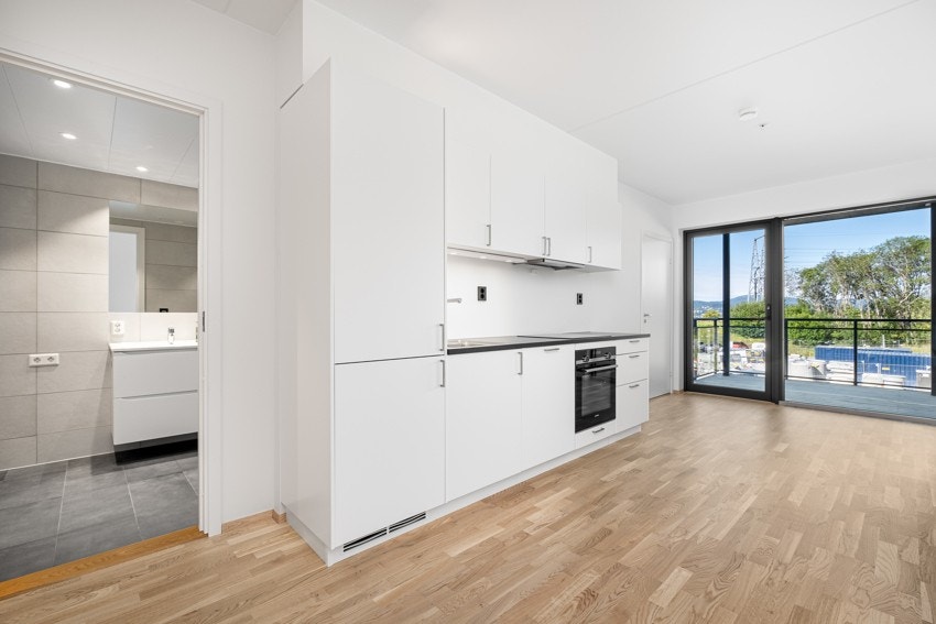 Kjøkkenet er levert av Drømmekjøkken og er utstyrt med platetopp, stekovn, oppvaskmaskin og kjøl- og fryseskap Galleribilde