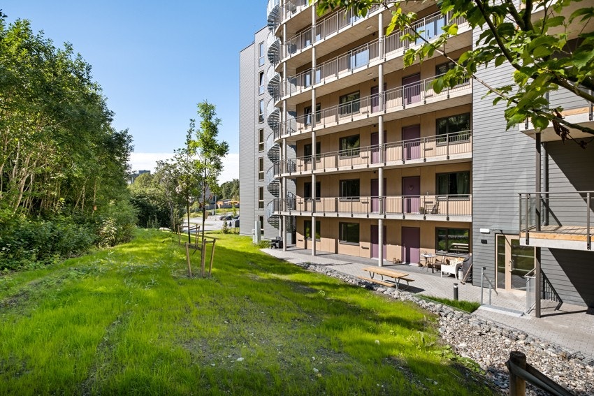 Bygget grenser mot Estenstadmarka med sine tur- og lysløyper Galleribilde