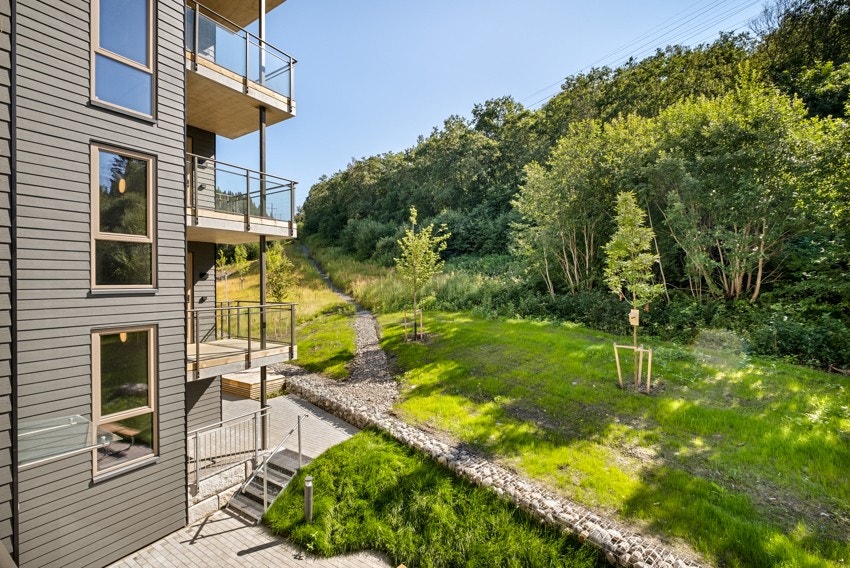 Felles sittegrupper rundt bygget Galleribilde