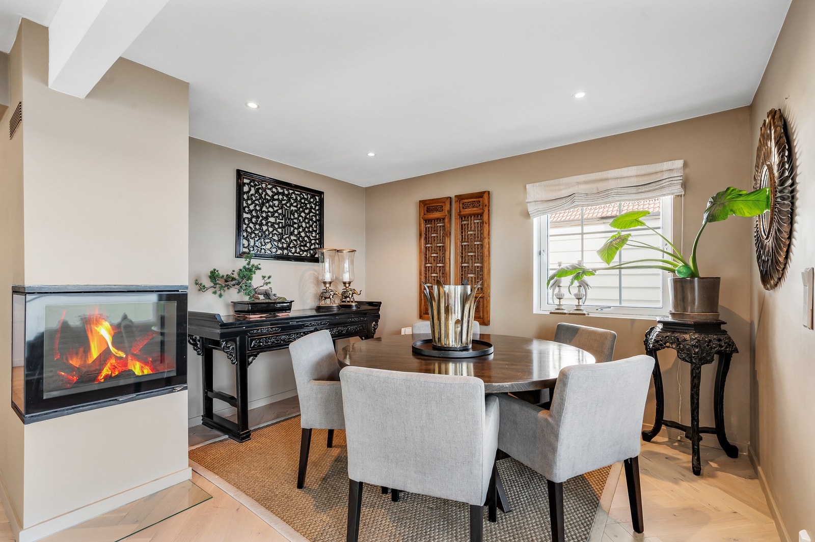 Vedfyrt peis mellom stuen og spisestuen. I tillegg er det montert varmepumpe i hovedetasjen. Galleribilde