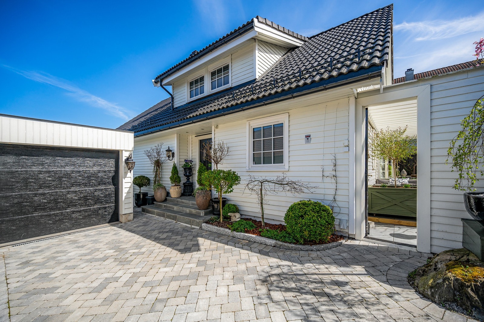 Pent opparbeidet gårdsplass og hage med parklignende preg. Galleribilde