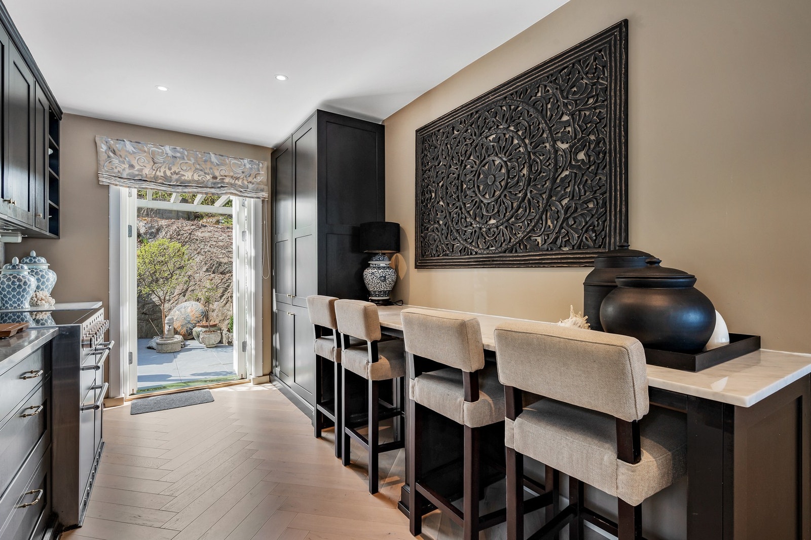 Fin frokostplass på kjøkkenet. Utgang til den fine hagen fra kjøkkenet. Galleribilde