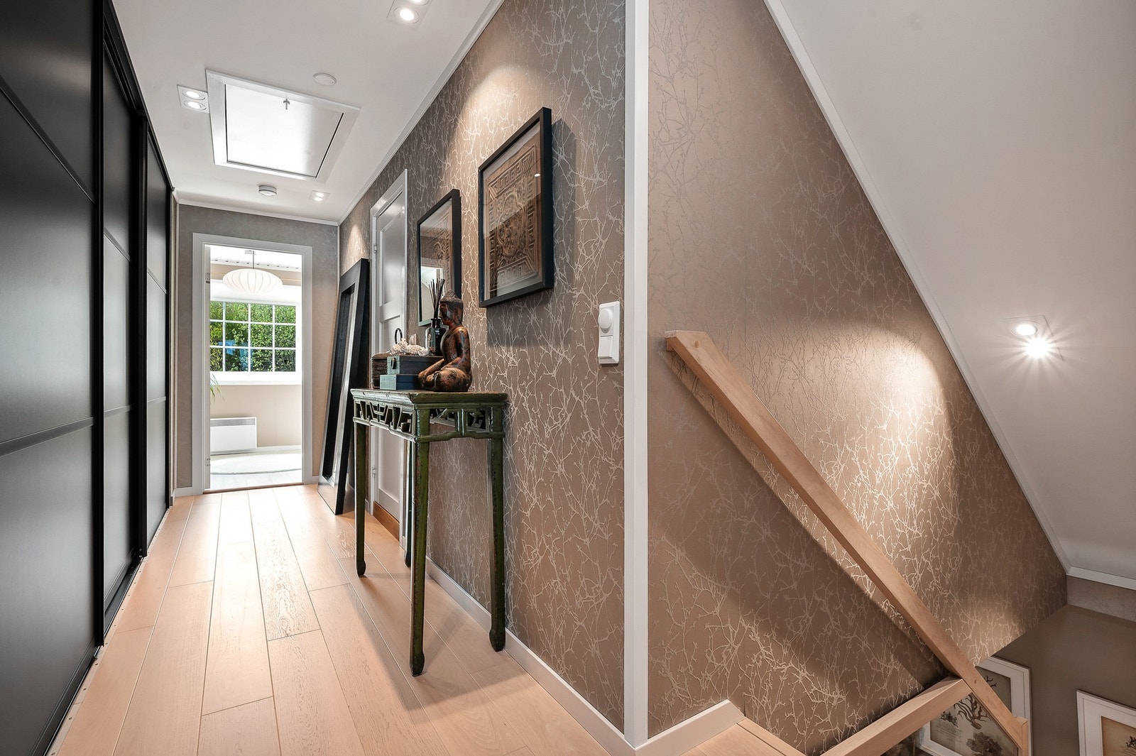 Bak skyvedørsgarderoben i mellomgangen i loftsetasjen er det et stort lagringsrom. Galleribilde