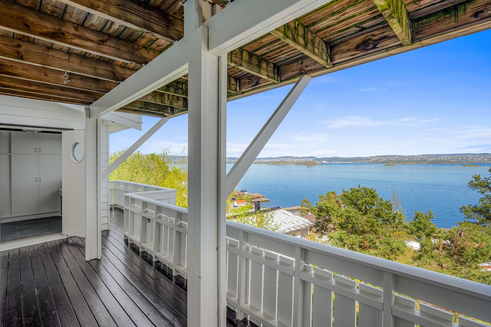 Tidligere vedskjul er ombygget til kontor. Rommet er godkjent byggemeldt som vedskjul. Galleribilde