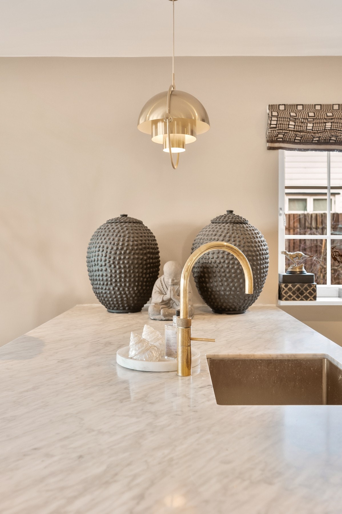 Benkeplate av typen Carrara Marmor, 3 cm tykkelse, med underlimt oppvaskkum og ett-greps armatur. Her har du god plass til matlaging og oppbevaring i skap og skuffer med kjøkkenøy i tillegg. Galleribilde