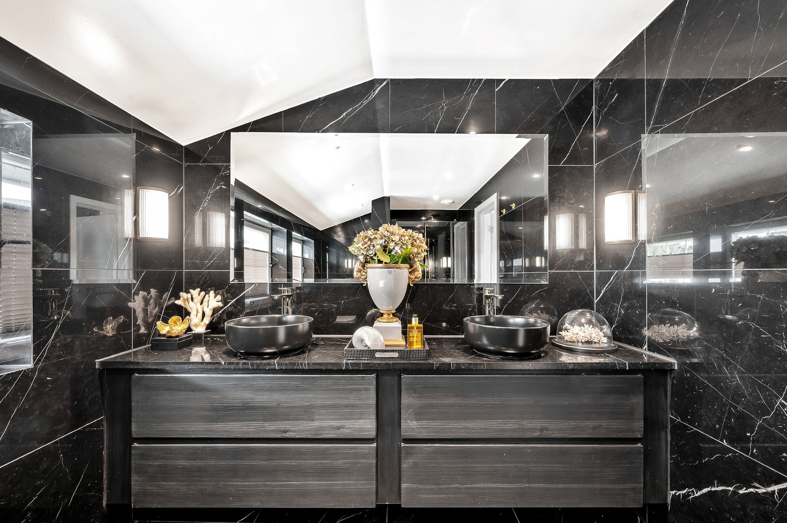 Vegghengt servantinnredning med dobbel servant. Galleribilde