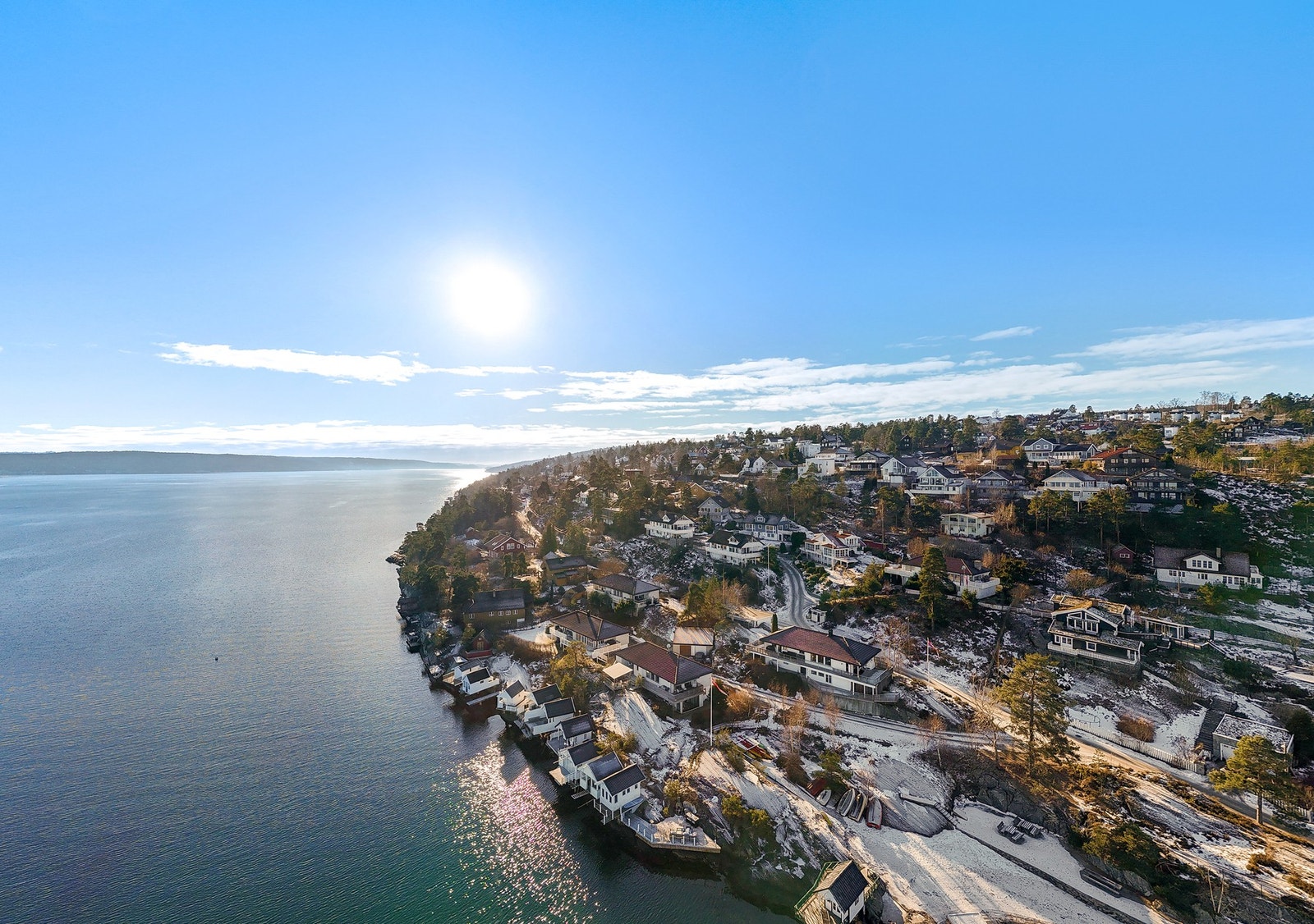 Gaten til huset er en stille blindvei, og man hører knapt biltrafikk i nærområdet. Velforeningen organiserer snømåking og ivaretar fellesområder. Hyggelige naboer med både småbarnsfamilier og eldre. Kort vei til sandstrand, stupebrett og båtplasser. Galleribilde